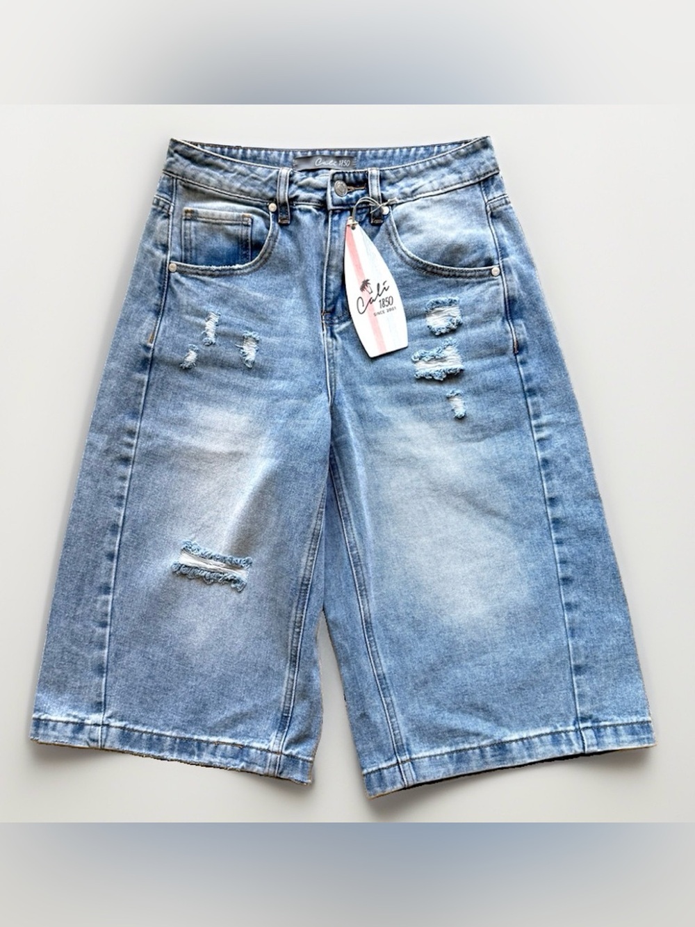 NWT Cali 1850 Distressed Denim Bermuda Shorts Size 3/26